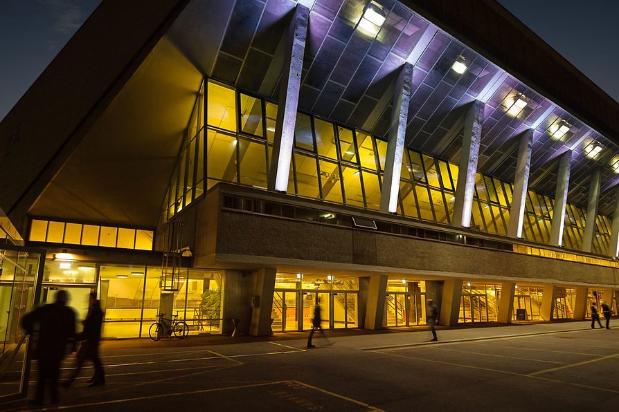 Wiener Stadthalle at night